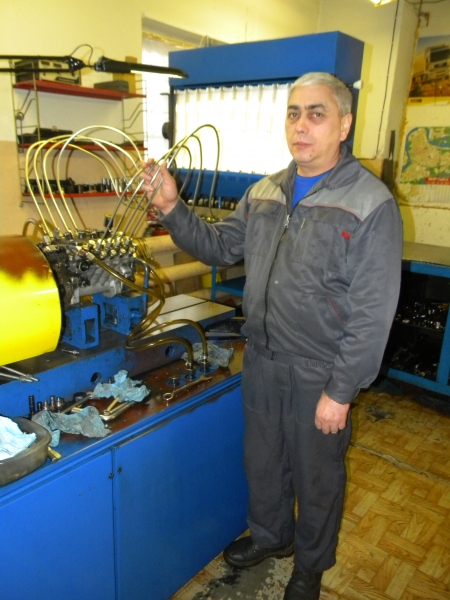 Рабочий у стенда для проверки ТНВД